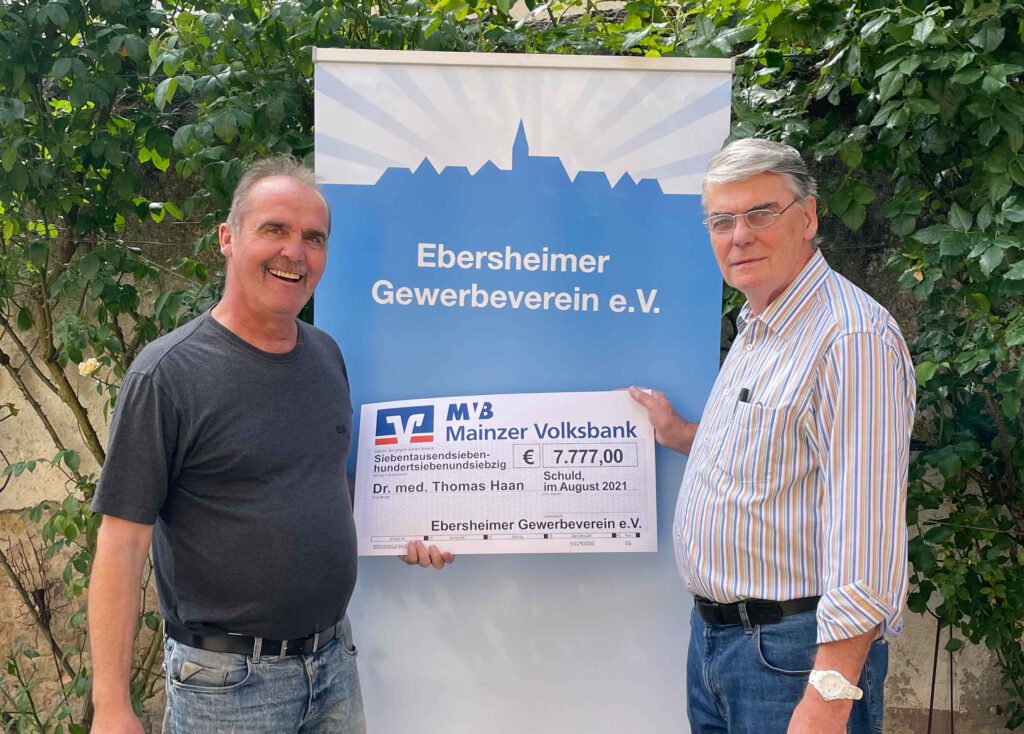 Jürgen Alsfasser (Vorsitzender) und Albert Tratschitt (Kassierer) mit dem Spendenscheckendenscheck