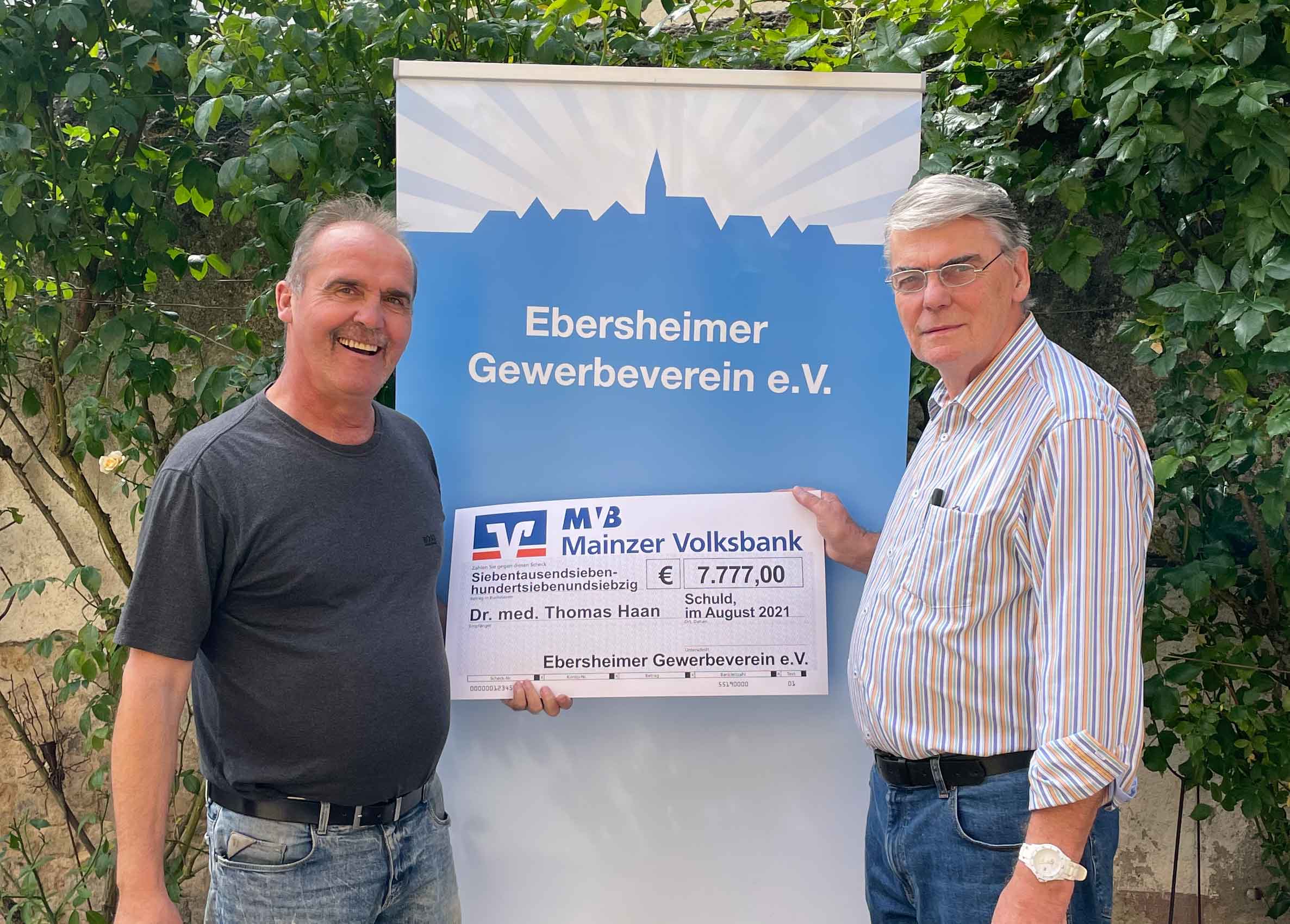Jürgen Alsfasser (Vorsitzender) und Albert Tratschitt (Kassierer) mit dem Spendenscheckendenscheck